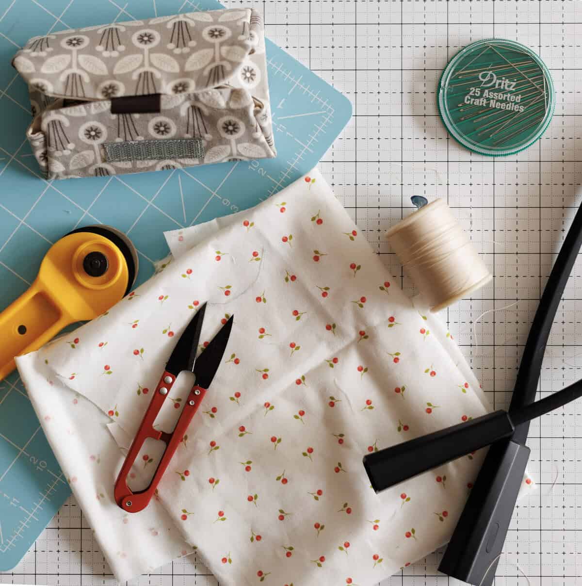 How to Put Together a Small Hand Sewing Kit