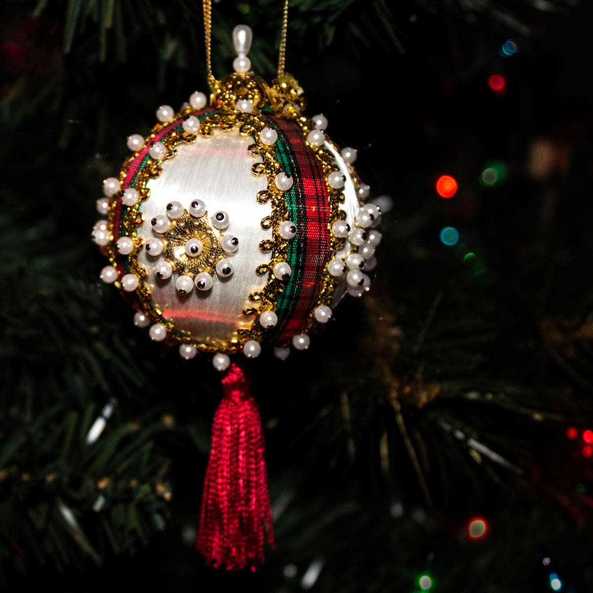 Push-Pin Ornaments: The Sparkly 1960s Christmas Craft That Looked So Elegant